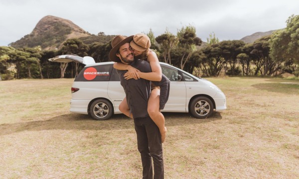 Happy travellers on NZ road trip
