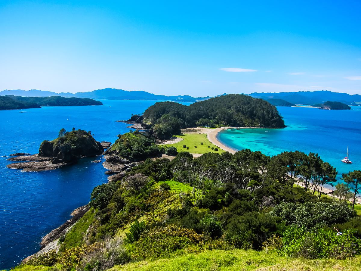 Robertson Island in Bay of Islands | photo: Andrea Lai (CC BY 2.0)